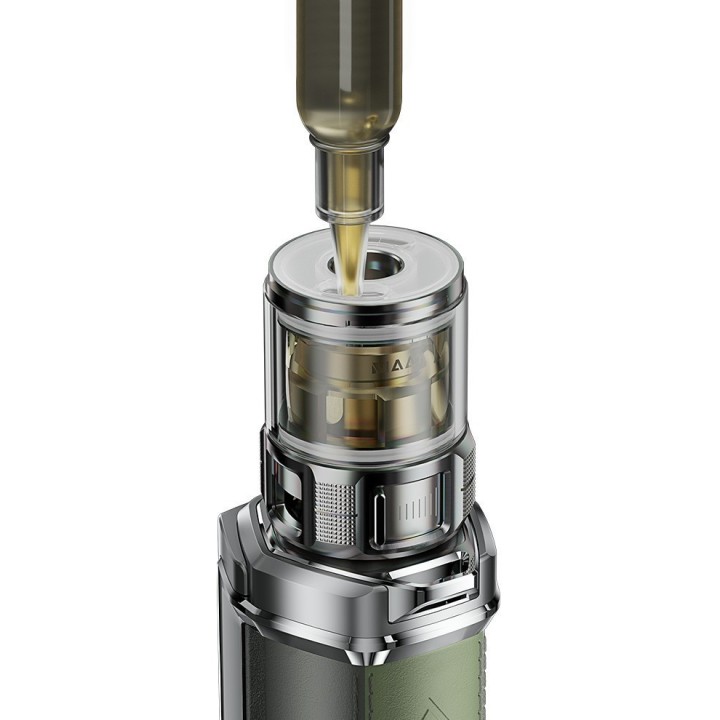 Voopoo Argus XT Pod Mod tank dolumu, gümüş metalik ve yeşil deri detaylar.