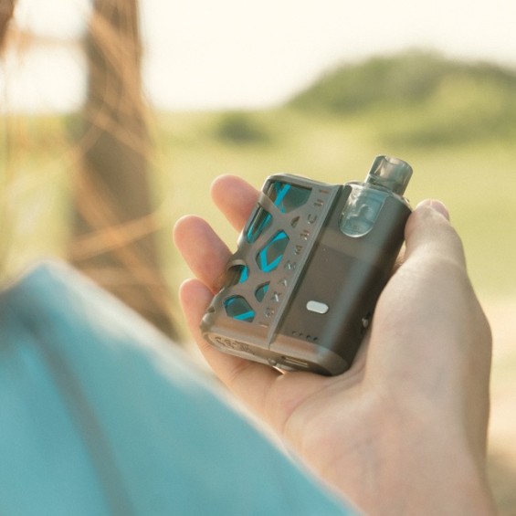 SXmini PureMax Q Pod Mod gri renkte, mavi detaylı, elde tutulan kompakt elektronik sigara.